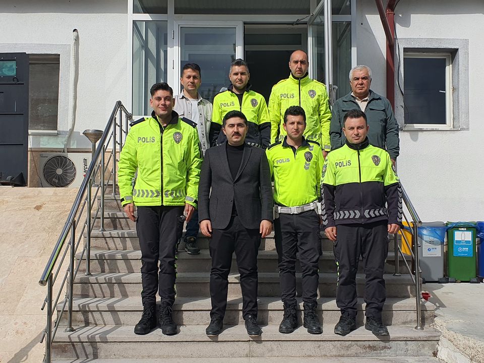 Kaymakamımız Sayın Halil YAZICI, Bölge Trafik İstasyon Amirliği Personeli ile Bayramlaştı.