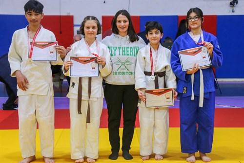 Sivas Taha Akgül Spor Salonunda Düzenlenen Okullar Arası Judo İl Seçmesi Müsabakalarında Gürün Gençlik ve Spor Kulübü Sporcularımız Derece Yaptı.